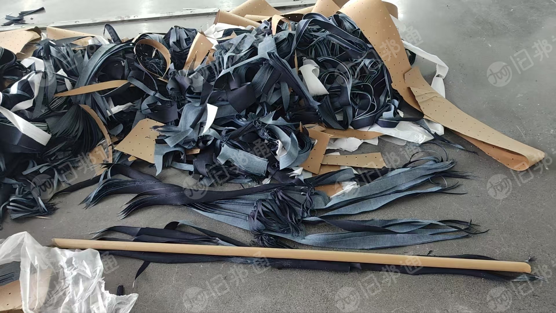 长期出售涤纶牛仔废布，牛仔边角料，月供二三十吨