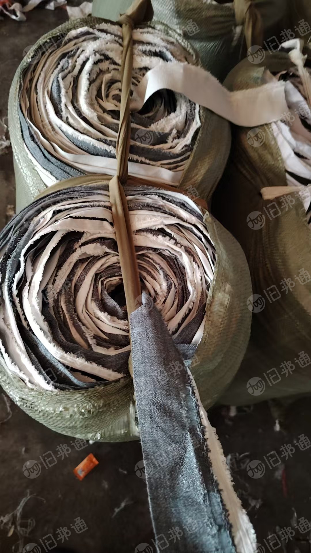 出售涤纶布条，带浆的涤纶布条，复合布条，涤纶盘料，打绳料，可以打绳用，现货百来吨