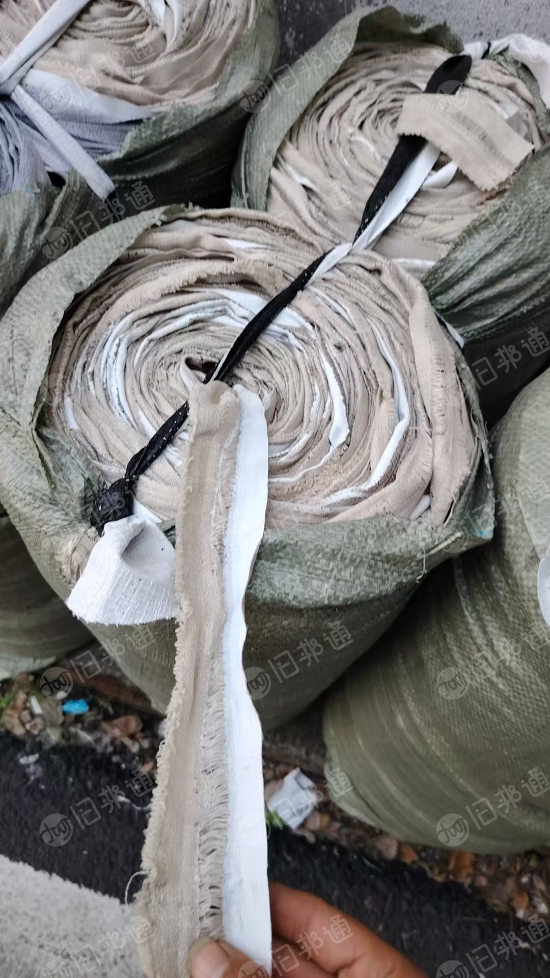 出售涤纶布条，带浆的涤纶布条，复合布条，涤纶盘料，打绳料，可以打绳用，现货百来吨