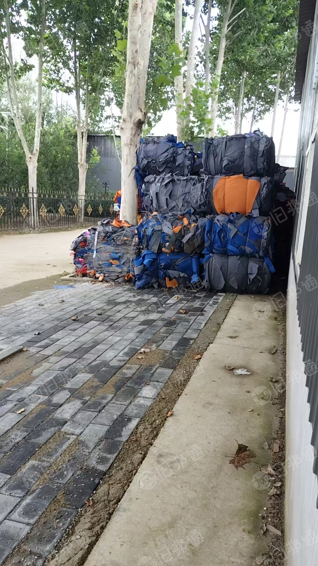 长期出售一次性地毯边角料，毛毡布，杂色，现货都13米一车，货在河北廊坊