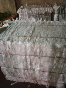 长期出售干造纯缠绕膜废料，基本无标签，现货12吨