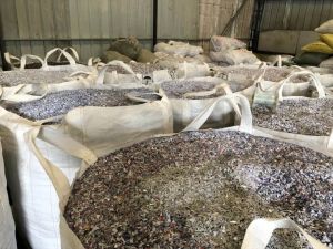 长期出售PVC卡框破碎料