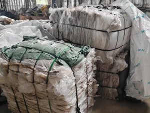 常年出售水洗和干造缠绕膜，水洗石偏黑色的，干造是白色的