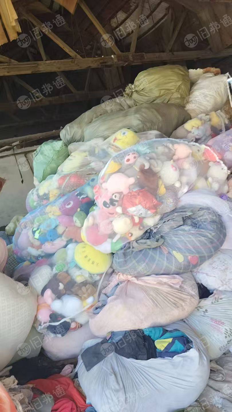 出售毛绒玩具，毛绒娃娃，30公分一下，现货有3吨，货在山东青岛