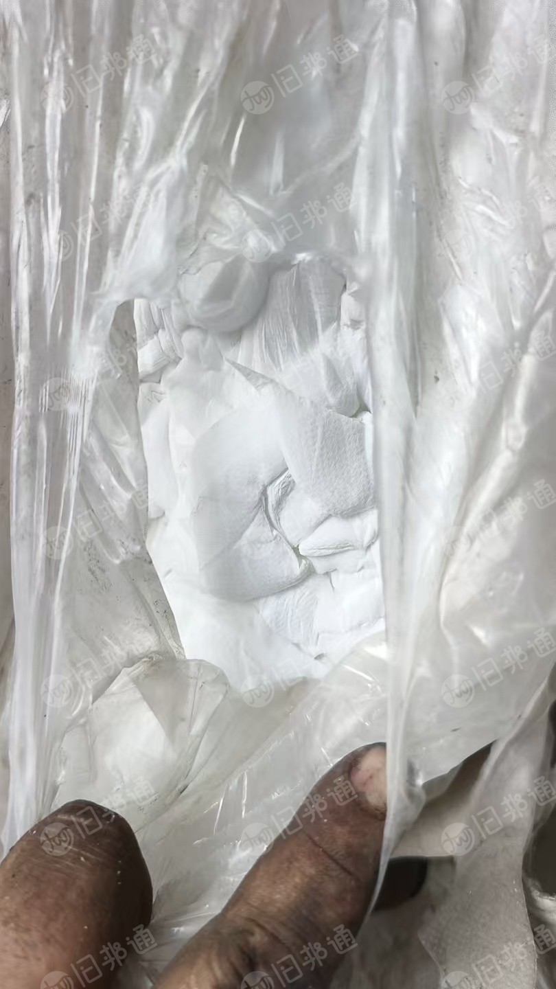 出售废棉料，两边是无纺布，中间是化纤，可以拉丝，现货只有三吨左右，货在安徽阜阳