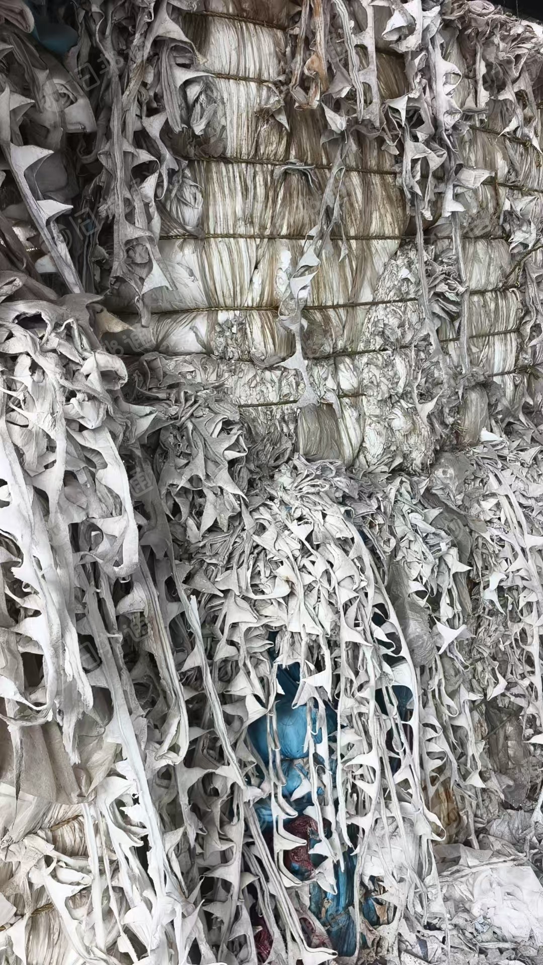 出售废棉料，两边是无纺布，中间是化纤，可以拉丝，现货只有三吨左右，货在安徽阜阳