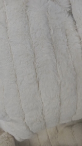 出售库存绒布，兔毛，抽条，现货有25吨，一个批号，现货有25吨，货在江苏苏州