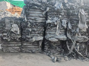 出售石墨内袋膜，水洗高压膜废料，现货够一挂车