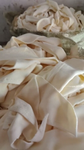 长期出售涤纶奥粒绒块布废布碎布拉丝布，可以造粒用，有纯涤的，也有涤氨的，现货有几吨，货在河南商丘