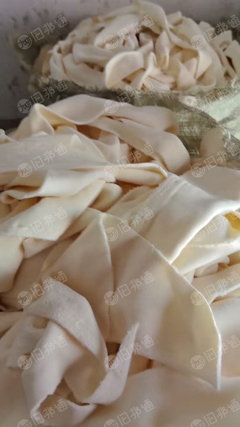 长期出售涤纶奥粒绒块布废布碎布拉丝布，可以造粒用，有纯涤的，也有涤氨的，现货有几吨，货在河南商丘