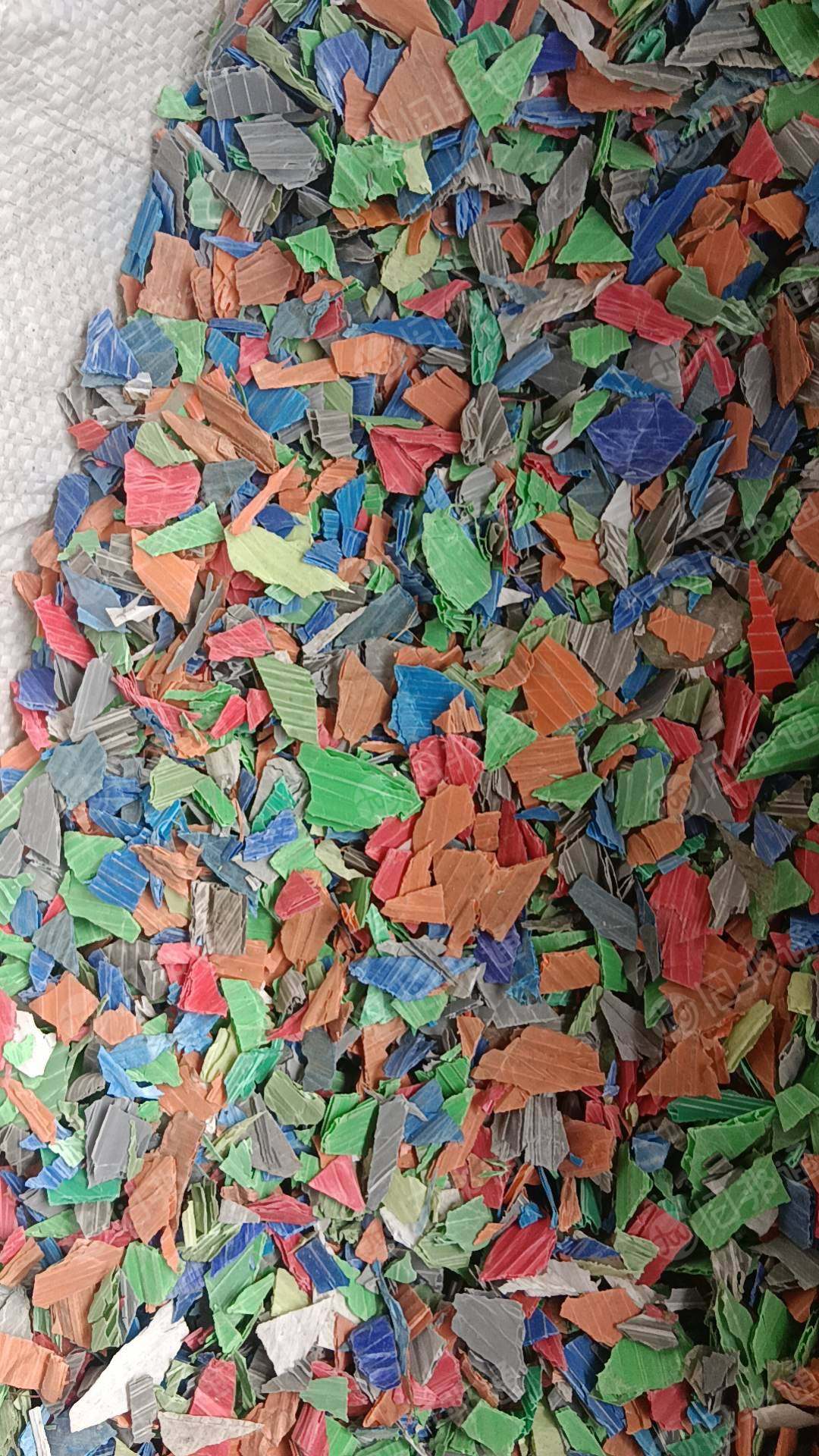 出售杂色pp空心板粉碎料，花色pp空心板破碎料
