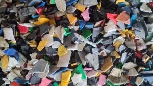 出售涂料桶破碎料，花色涂料桶破碎料