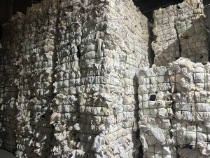 长期出售旧衣服大白,白料,开花料,现货有200多吨,货在江苏南通海安