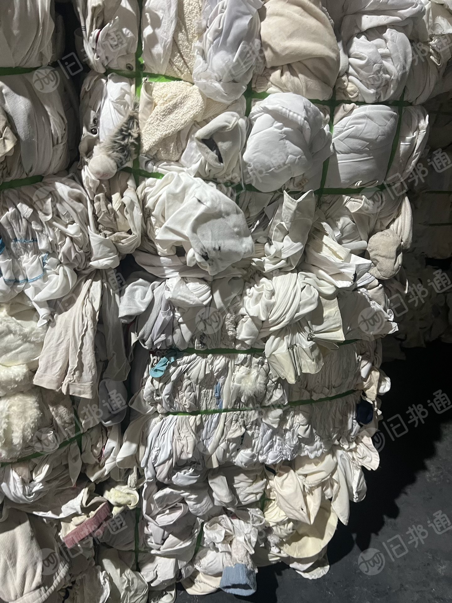 长期出售旧衣服大白，白料，开花料，现货有200多吨，货在江苏南通海安
