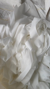 长期出售家具厂下来的废布，布块，有分白色和其他杂色，现货有十几吨，货在江西萍乡