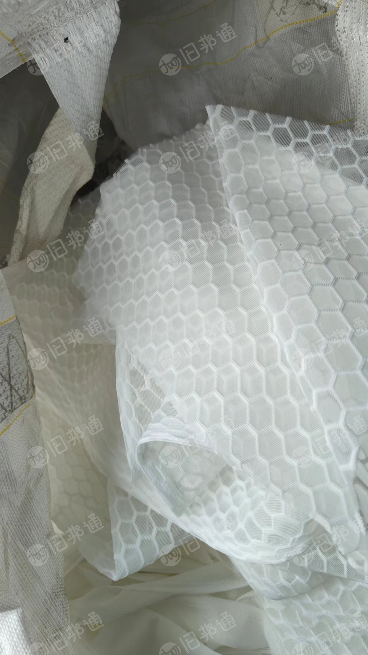 长期出售家具厂下来的废布，布块，有分白色和其他杂色，现货有十几吨，货在江西萍乡