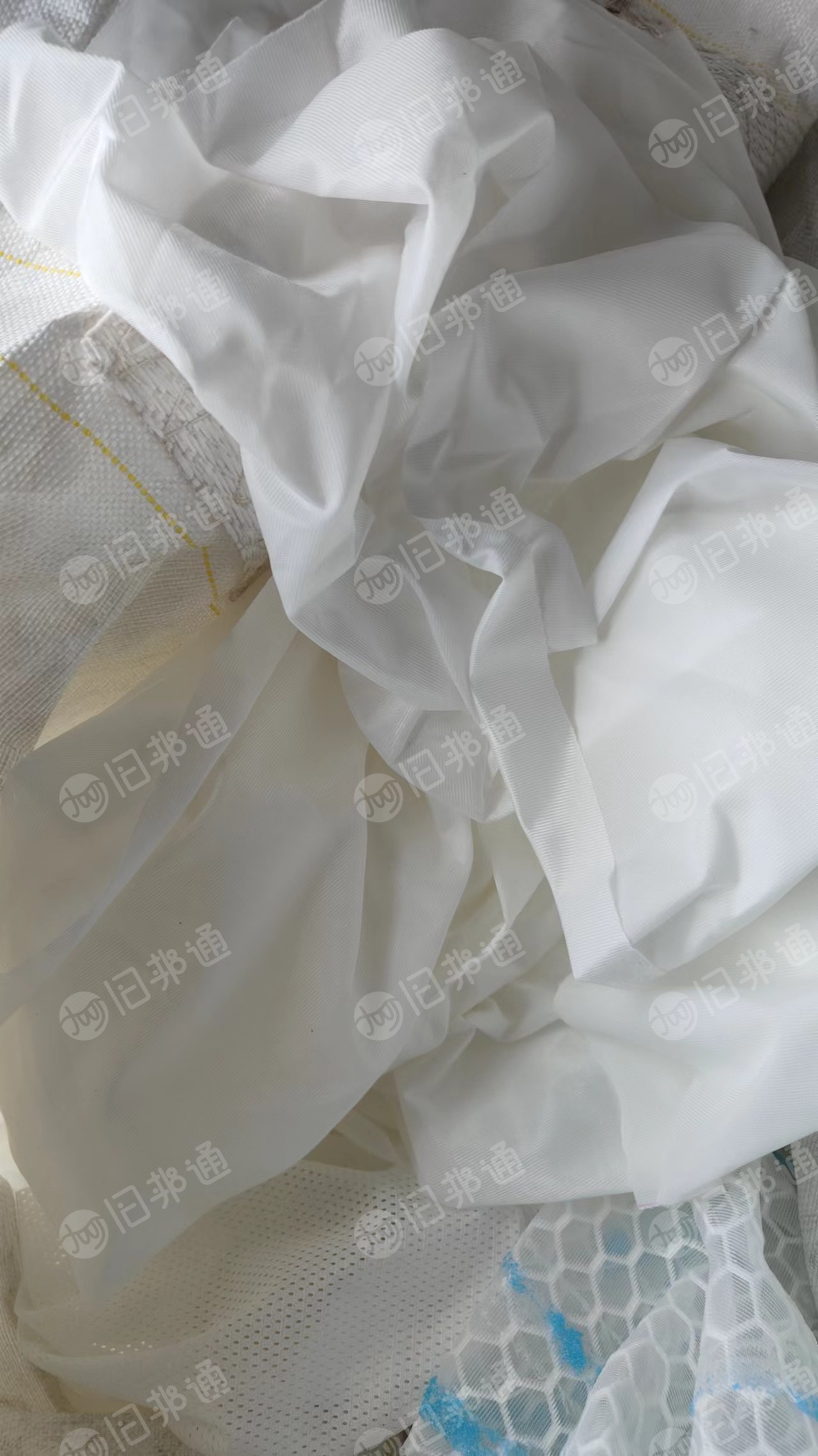 长期出售家具厂下来的废布，布块，有分白色和其他杂色，现货有十几吨，货在江西萍乡
