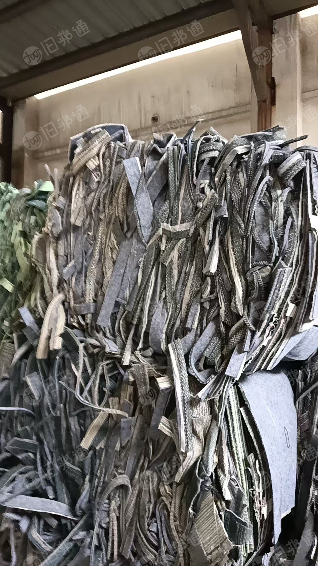 长期出售地毯边角料，有涤纶地毯边角料和尼龙地毯边角料，统货出，月供20-30吨，货在江苏苏州