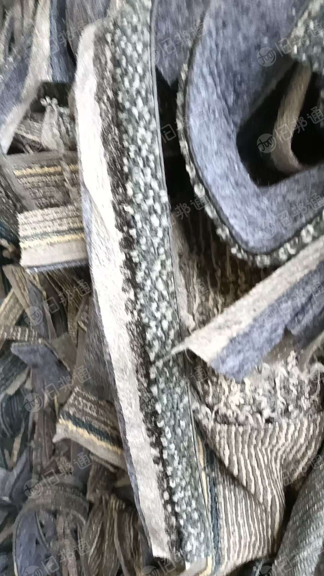 长期出售地毯边角料,有涤纶地毯边角料和尼龙地毯边角料,统货出,月供20-30吨,货在江苏苏州