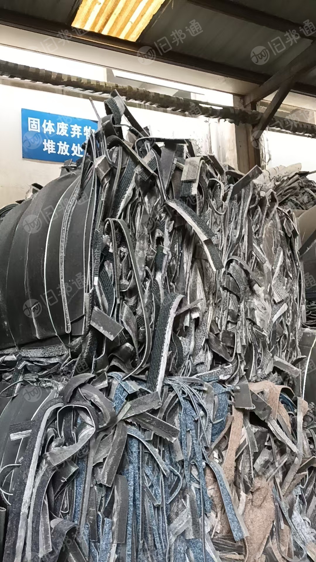 长期出售地毯边角料，有涤纶地毯边角料和尼龙地毯边角料，统货出，月供20-30吨，货在江苏苏州