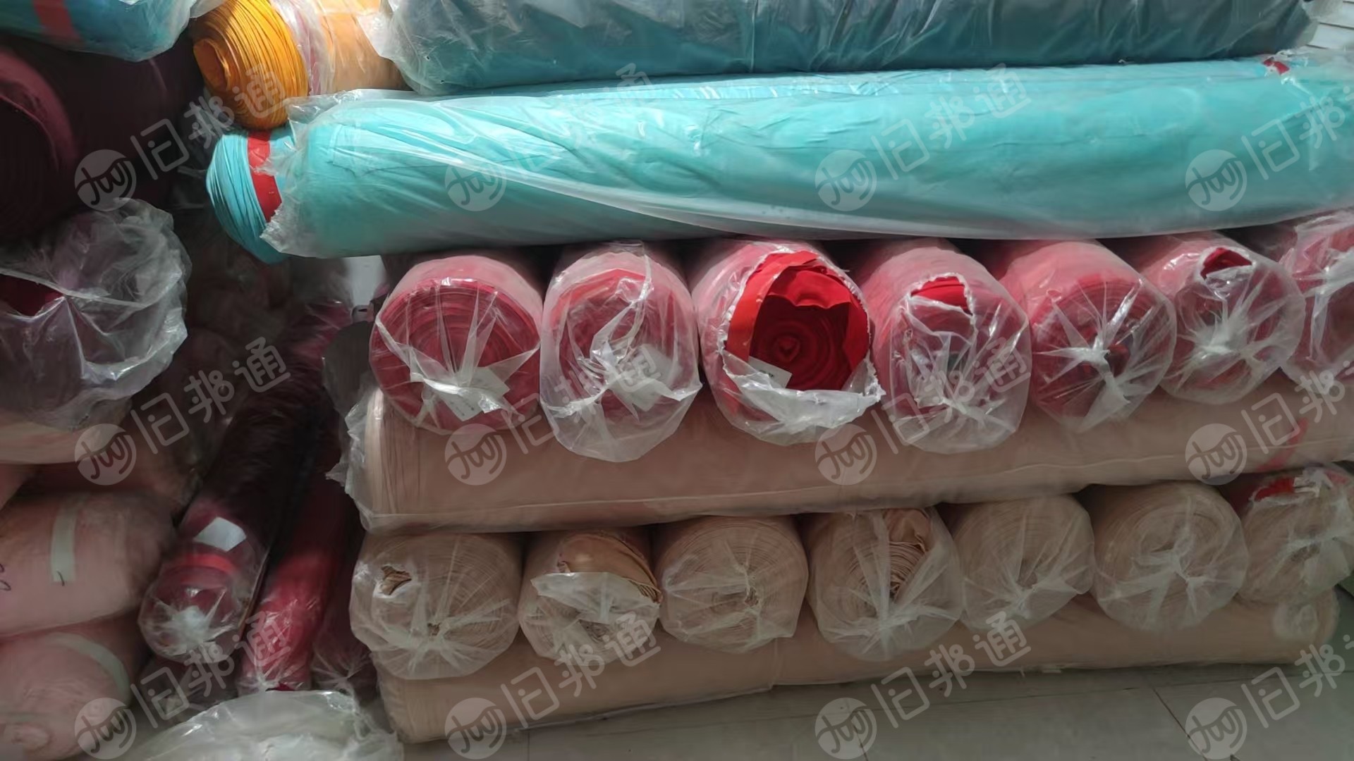 出售库存布，彩色牛奶丝，门幅180-190 克重160-180，以白色为主，现货10吨货左右