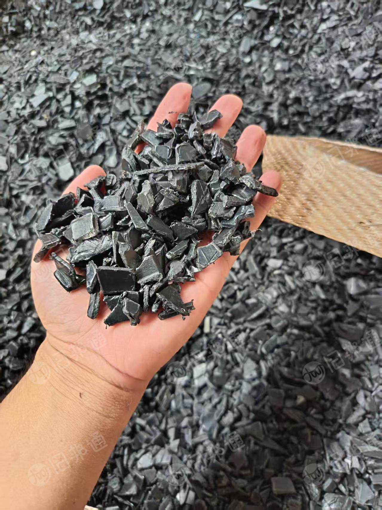 出售再生PP托盘破碎料，黑色蓝色各有16吨