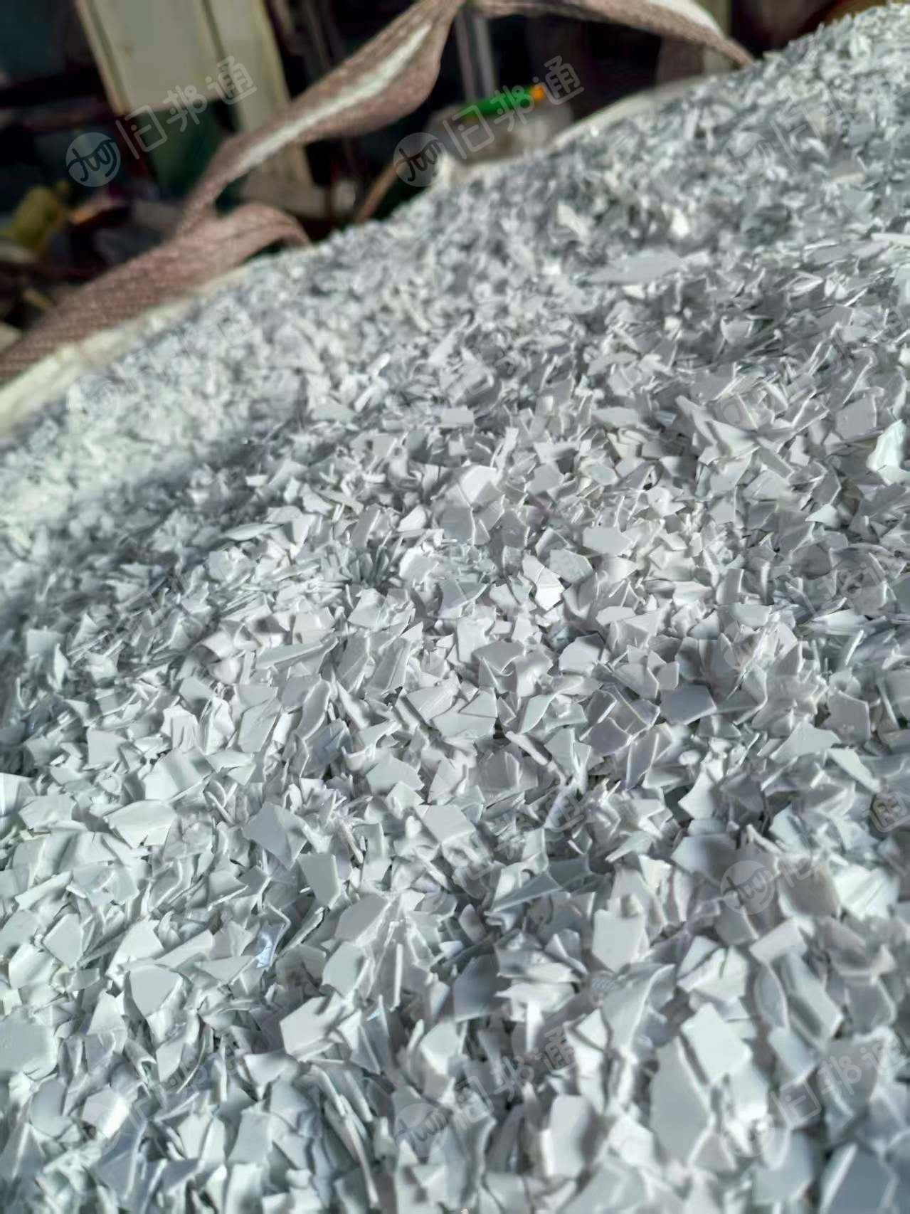 大量出售奶白PET吸塑盒破碎料，全新料，颜色一致