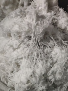 出售白色雪尼尔废纱，涤纶材质，涤纶废丝，涤纶干丝，现货有40吨，货在江苏无锡