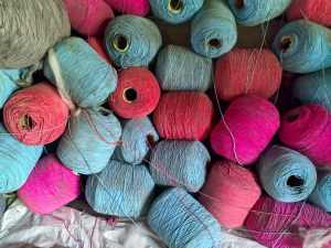 长期出售各种材质纱线，棉线，统货出售，现货10吨，在重庆