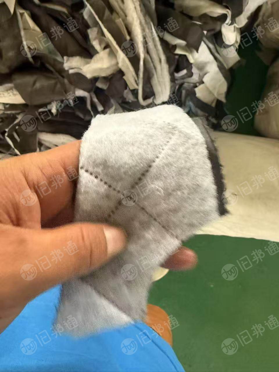 长期出售含羊毛下脚料，服装厂下来的，混有一些内衬边料是涤纶的，月供50吨左右，在山东泰安