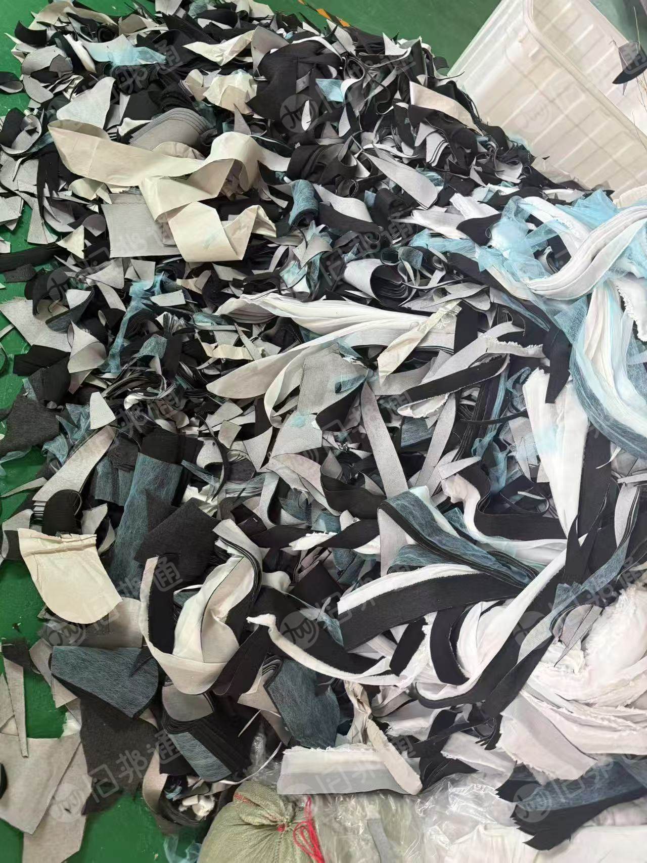 长期出售含羊毛下脚料，服装厂下来的，混有一些内衬边料是涤纶的，月供50吨左右，在山东泰安