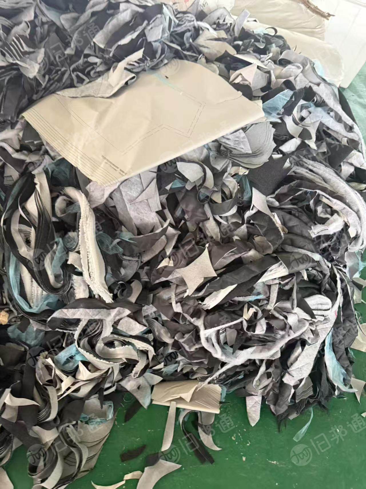 长期出售含羊毛下脚料，服装厂下来的，混有一些内衬边料是涤纶的，月供50吨左右，在山东泰安