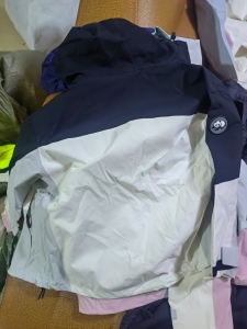 长期出售库存衣服，装箱的，在福建厦门