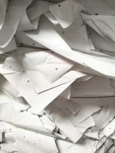 出售纯白冲孔的淋膜纸