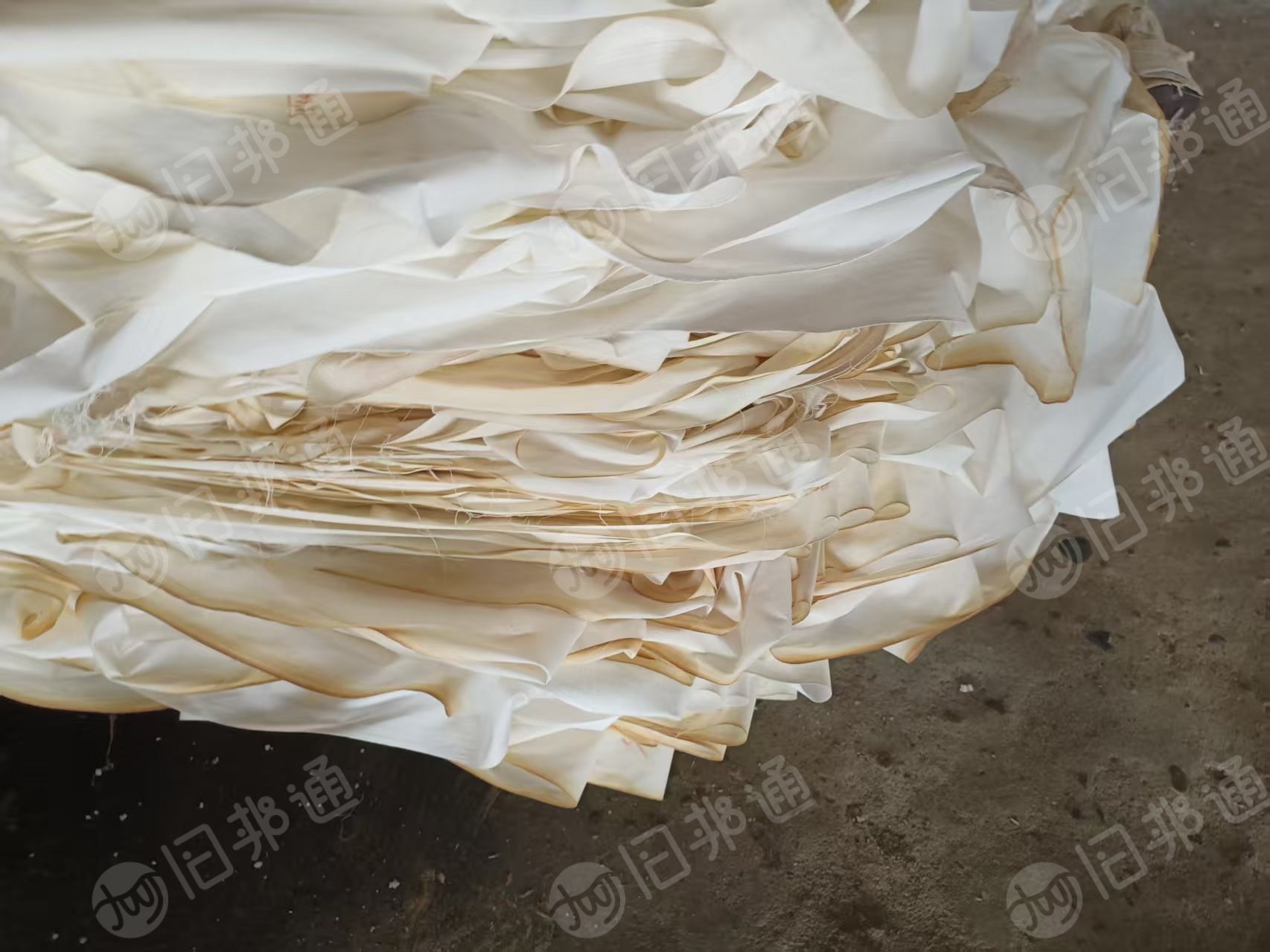 出售一批涤棉废布，95涤，之前被水泡过，白色的上面有黄色的水印的有2万多米，染黑的有1万多米