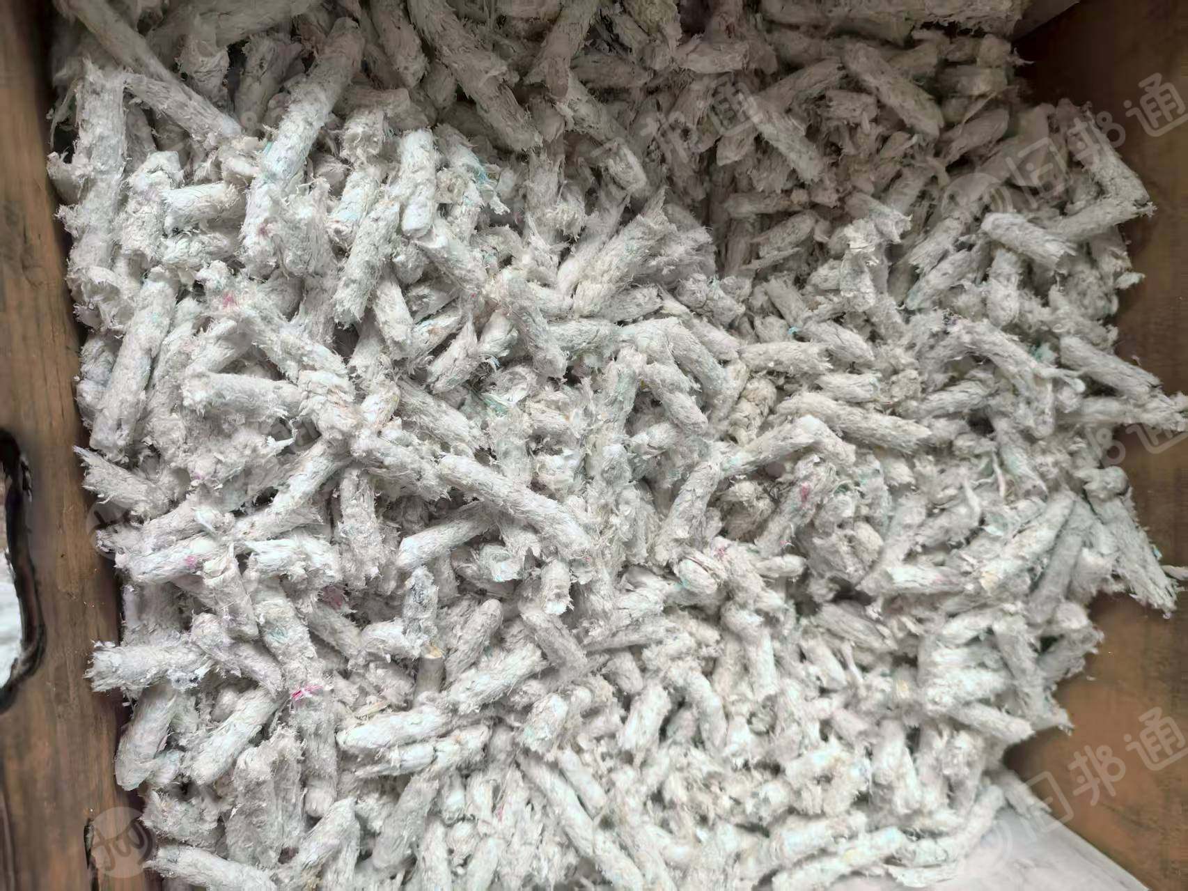 出售卫生巾毛毛虫料全漂的，机头料毛毛虫70漂，纸厂塑料薄膜做的毛毛虫，月产量大