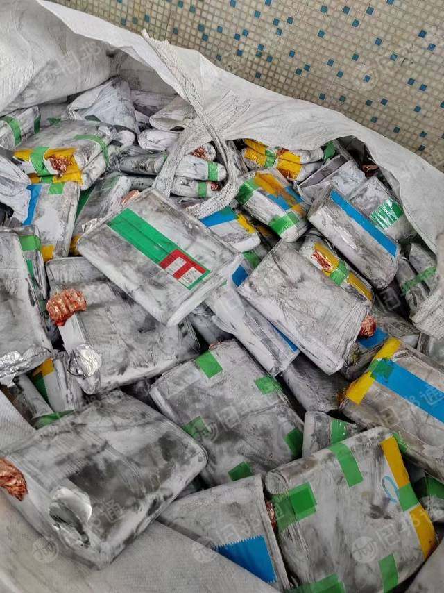 大量收锂电池 正负极片 汽车底盘