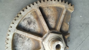 出售PP板材和浇铸尼龙毛料，尼龙单6，雕刻成齿轮的