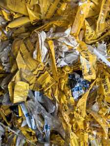 大量出售带胶高压膜，型材厂下来的，铝合金下来的PE带胶膜