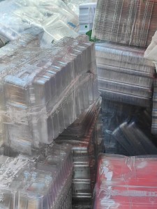 长期出售pet吸塑盒废料，现货3吨左右，黑色白色透明都有，透明的比较多