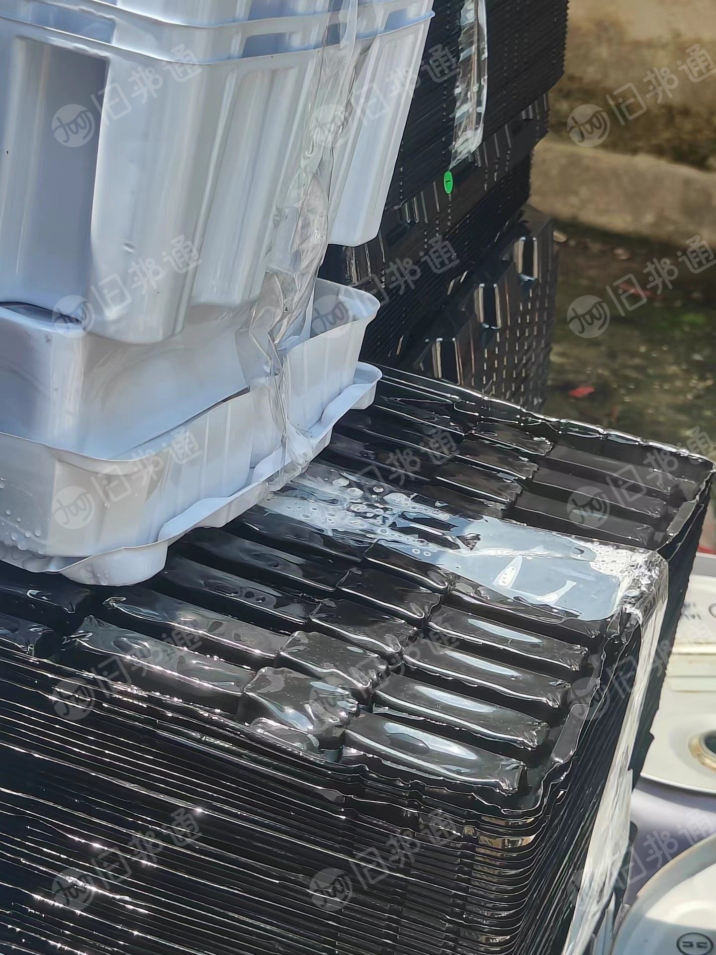 长期出售pet吸塑盒废料，现货3吨左右，黑色白色透明都有，透明的比较多
