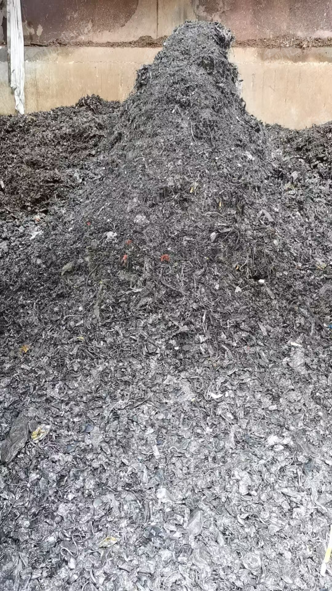 长期出售水洗火烧铁破碎料，现货100-200吨左右