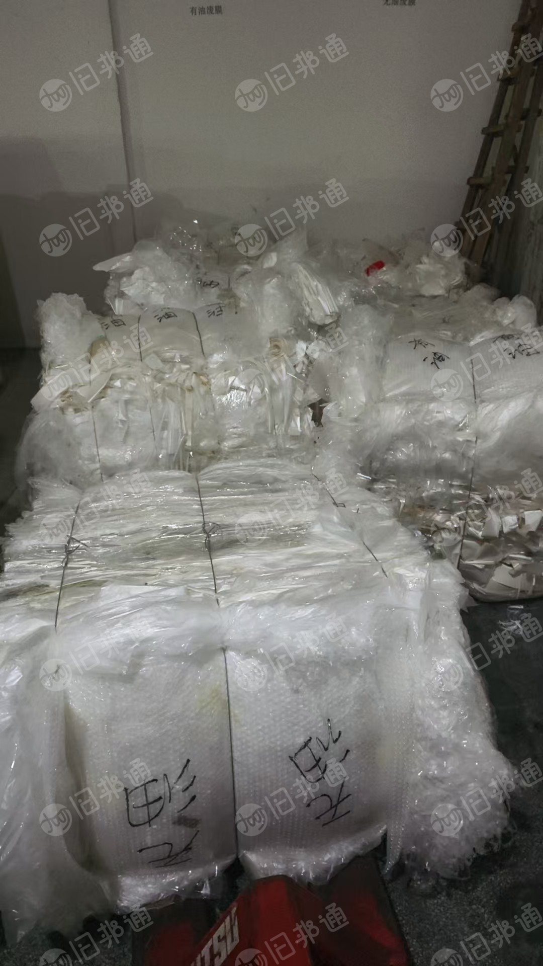 出售bopp膜，有带胶的也有不带胶的，月供10吨