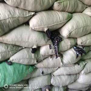 长期出售老色的服装厂下来的涤纶废布，涤纶边角料，现货九十吨