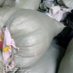 长期出售浅色的服装厂下来的涤纶废布，涤纶边角料，现货五六十吨