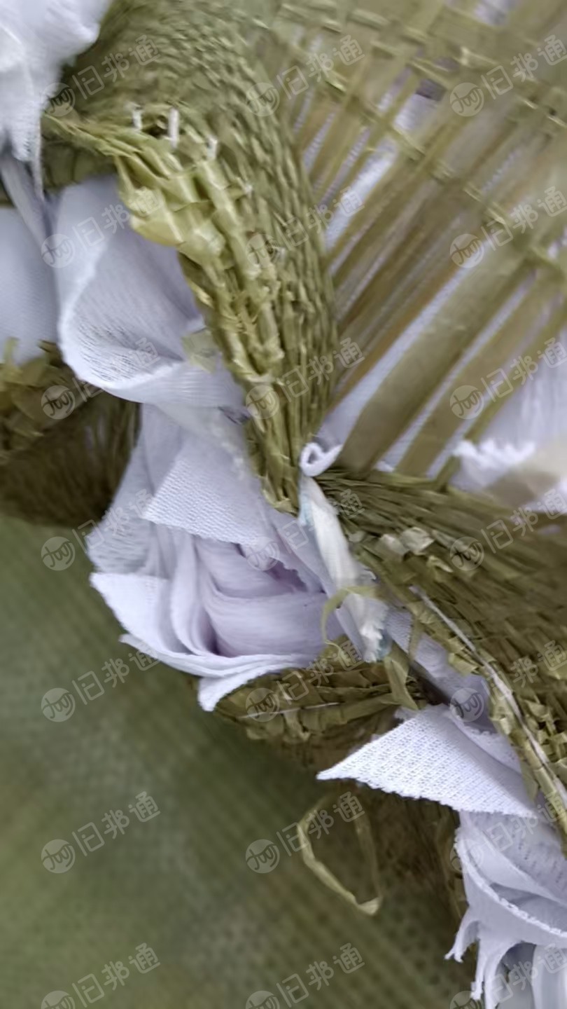长期出售服装下脚料，都是化纤料，白色、浅三色、杂色各有一两吨货，在浙江湖州