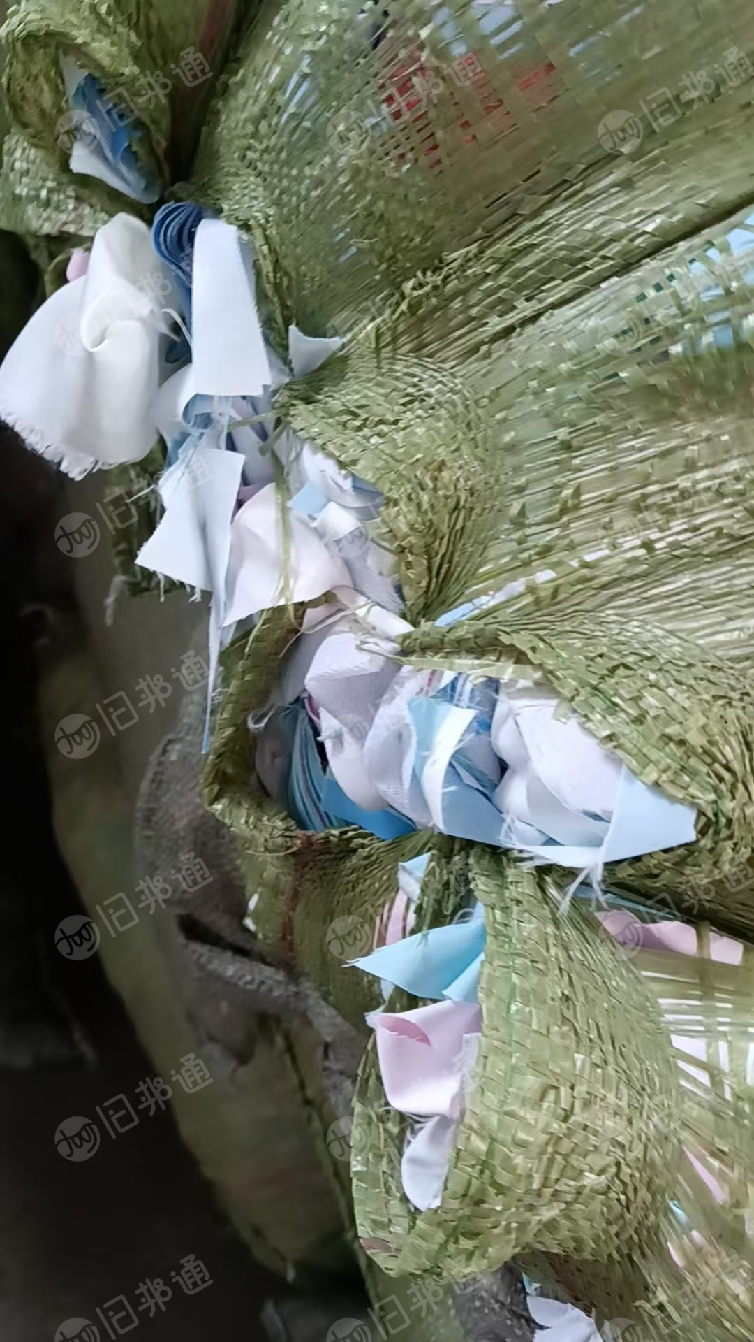 长期出售服装下脚料，都是化纤料，白色、浅三色、杂色各有一两吨货，在浙江湖州