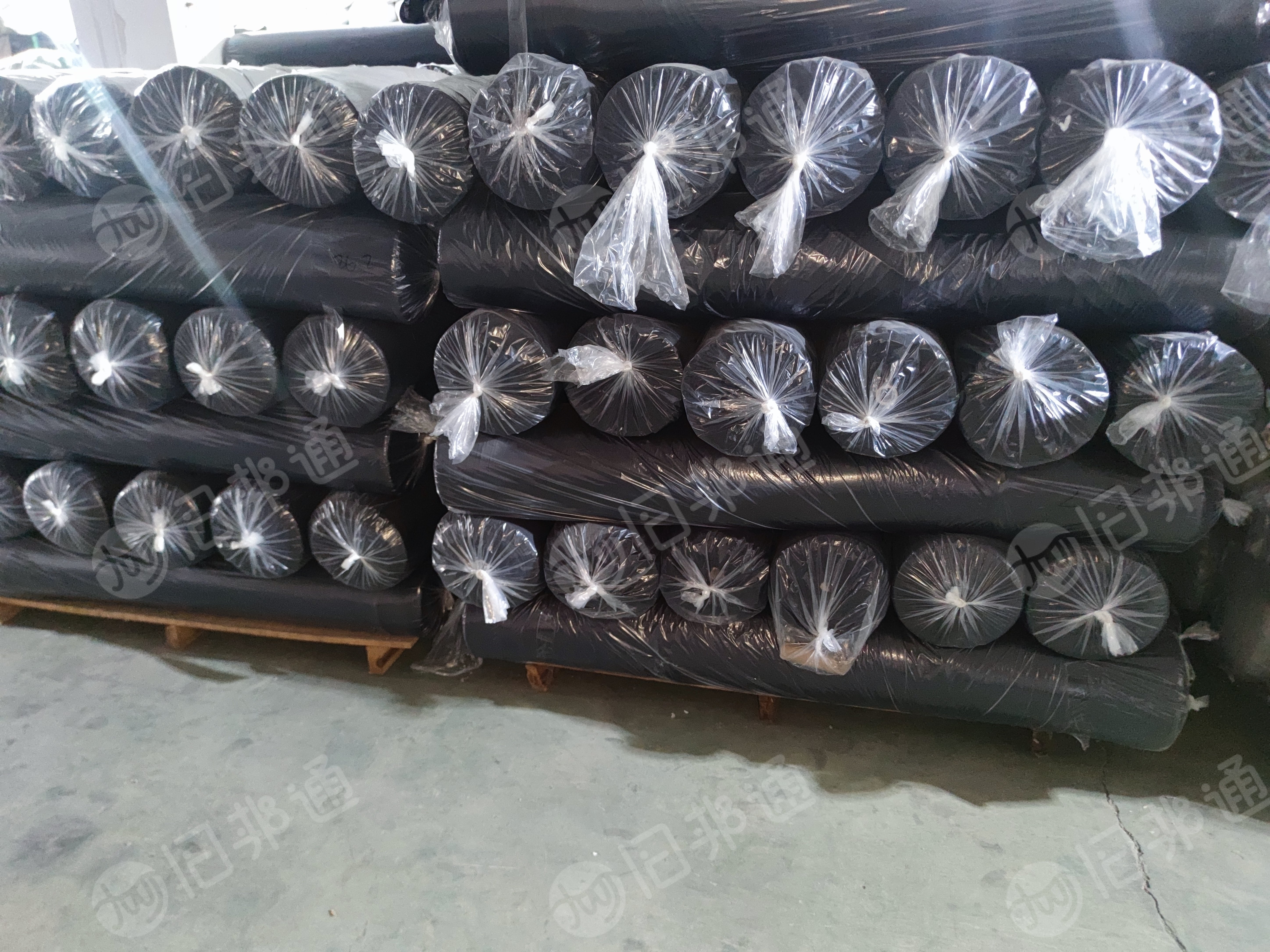 出售库存布，100万米直贡呢 ，黑色，75/72含锦， 门幅157 克重260，货在浙江绍兴