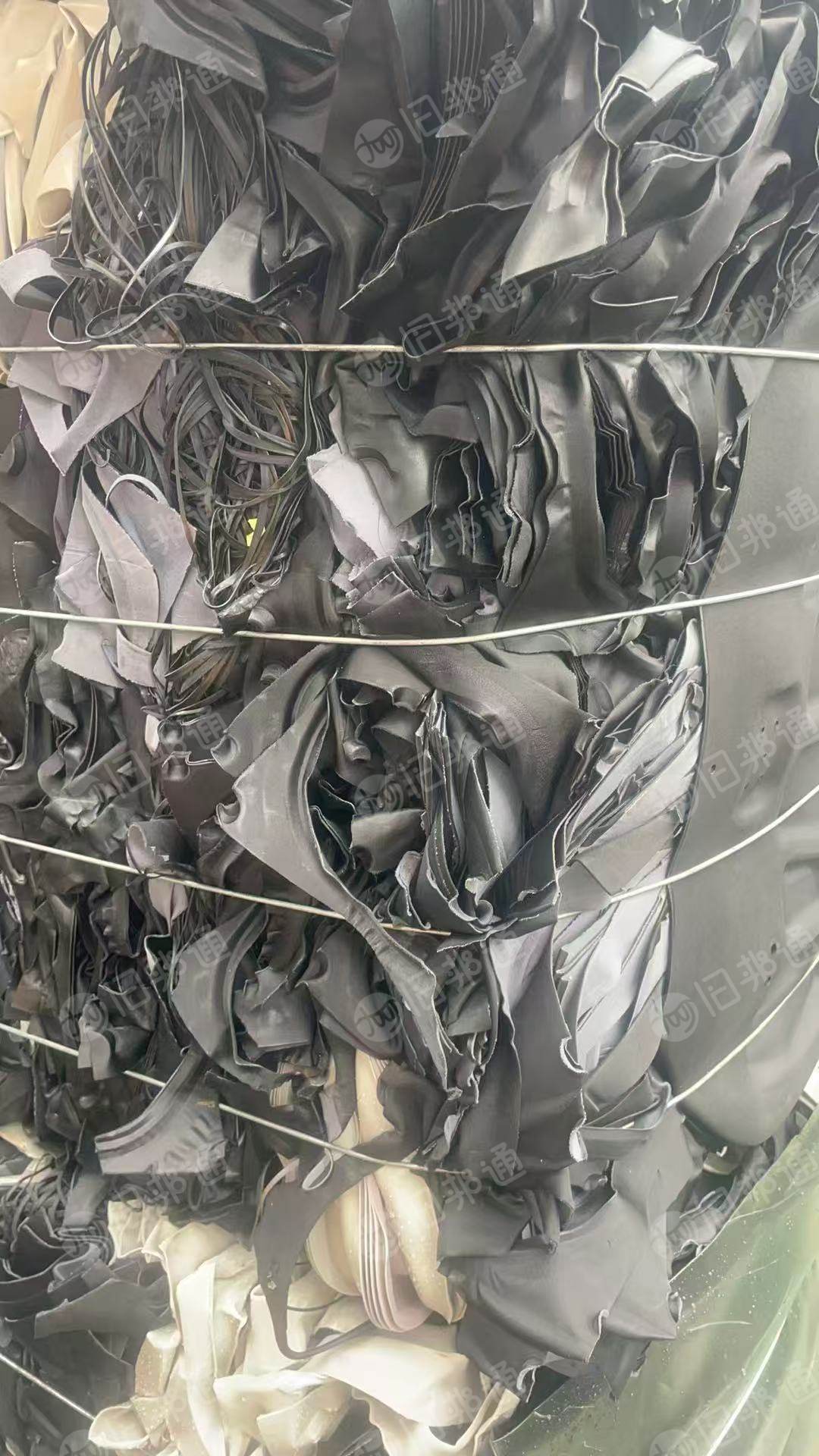 出售做皮盒子下来的废料,pe板废料,有PE复合PET膜,也有纯PET材质,材质有分开,现货有30吨