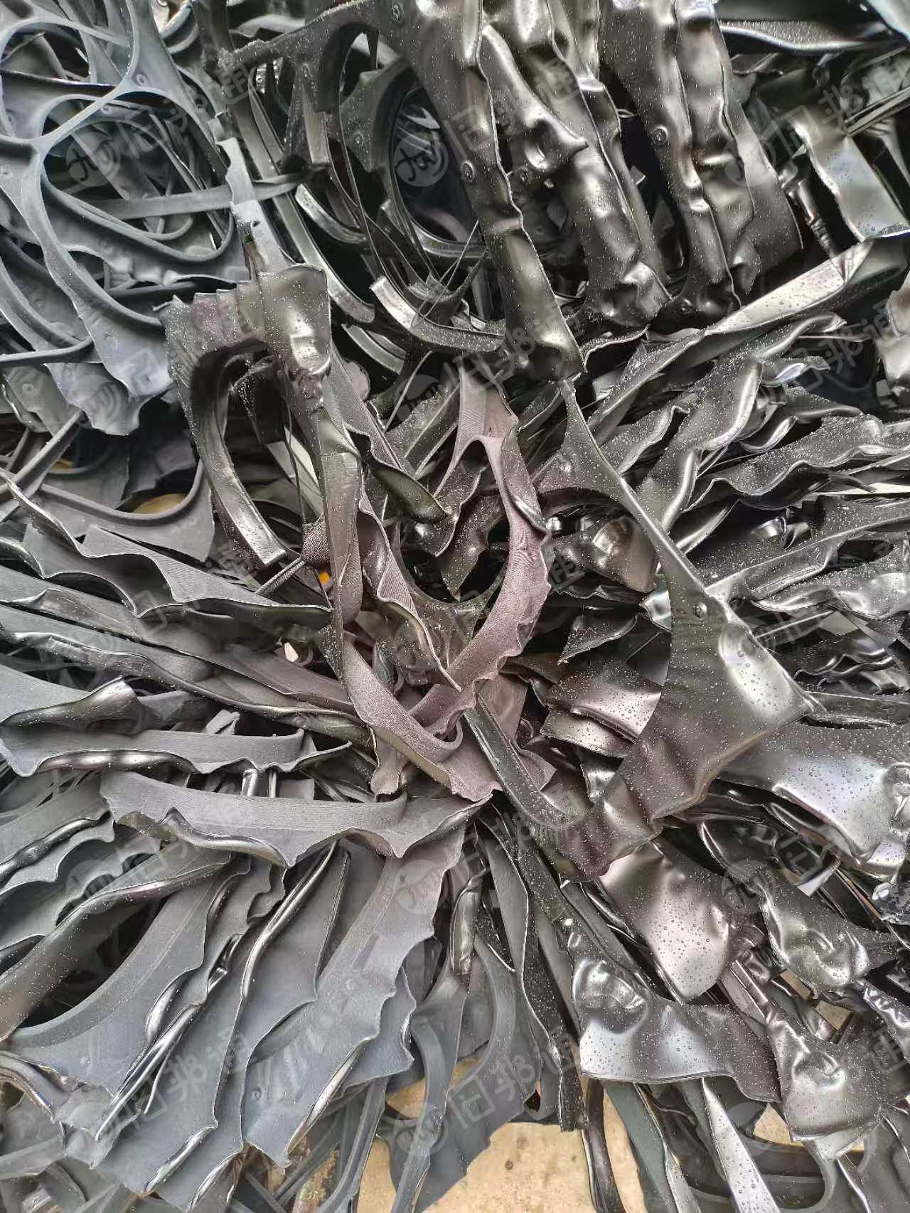 出售做皮盒子下来的废料,pe板废料,有PE复合PET膜,也有纯PET材质,材质有分开,现货有30吨